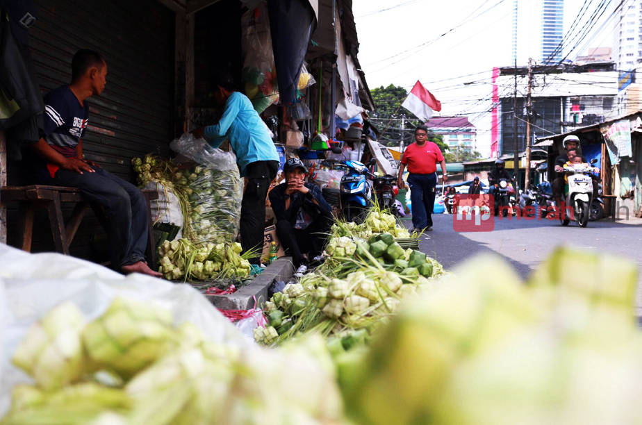 Para pedagang kulit ketupat ini memang selalu ada setiap menjelang lebaran. Ketupat memang jadi makanan khas lebaran di Indonesia. (Foto: MerahPutih/Rizki Fitrianto) 