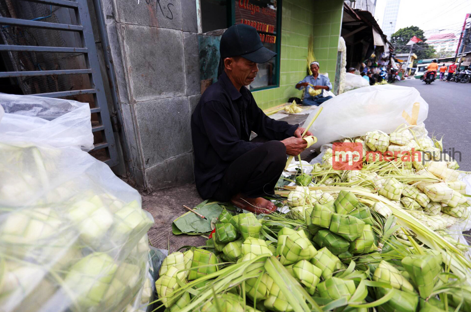 Pedagang Kulit Ketupat 'Menjamur' di Gang Sabeni