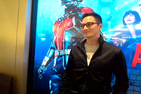 Mike Lewis Didik Anaknya dengan Karakter Superhero