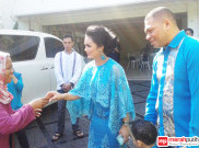 Lebaran Krisdayanti Nyawer Warga Sekitar Rumahnya