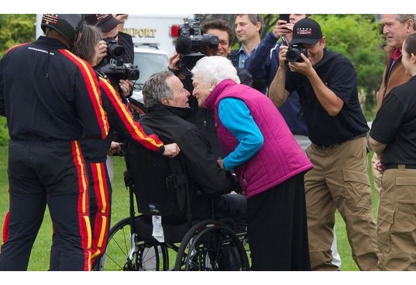 George HW Bush Patah Tulang Leher