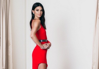 Tampilan Baru Kendall Jenner dengan Rambut Blonde