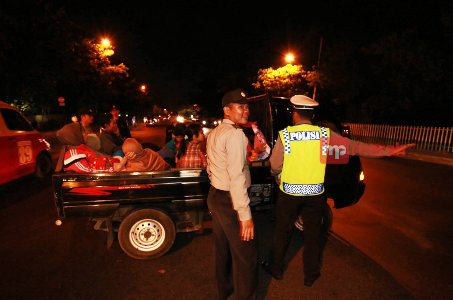 Polisi Cegat Peserta Pawai Malam Takbiran Yang Akan Masuk Jakarta