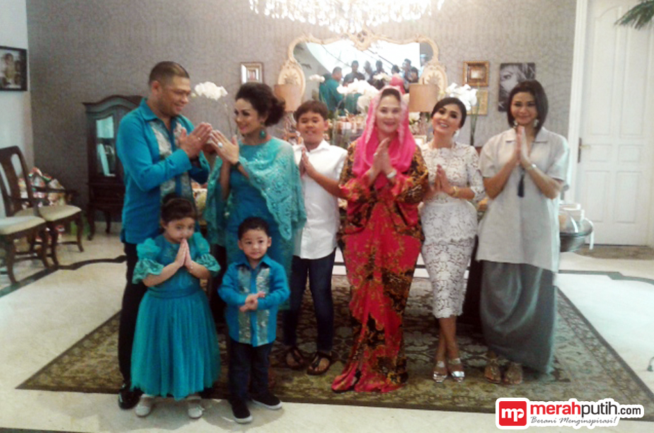 Busana Lebaran Krisdayanti dan Yuni Shara Kompak, Meski Tak Janjian