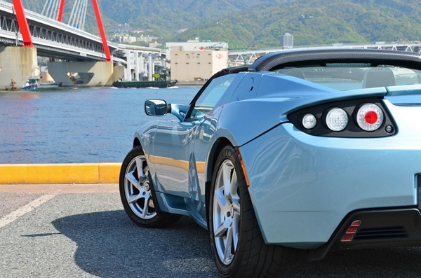Tesla akan Rilis Roadster Terbaru