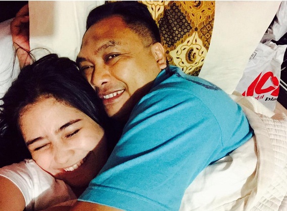 Kebahagiaan Prilly Latuconsina Rayakan Ultah Papah Saat Lebaran