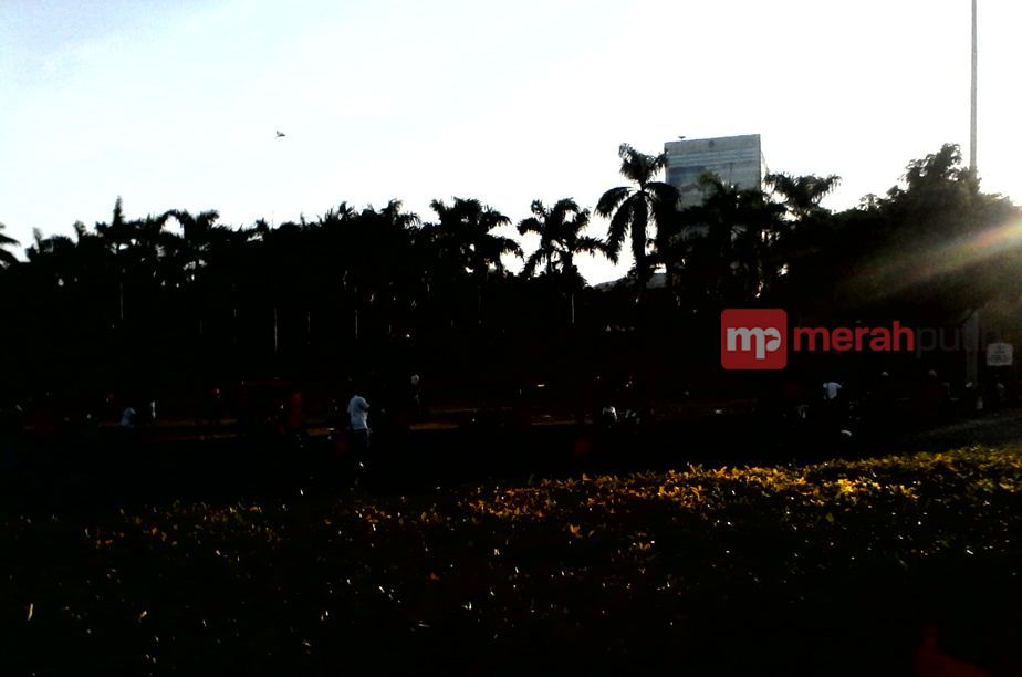 Monas Jadi Arena Anak Main Layang-Layang