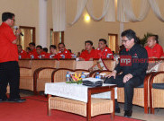 Peserta Sekolah Calon Kepala Daerah PDIP Dibaptis dengan Pakaian Merah
