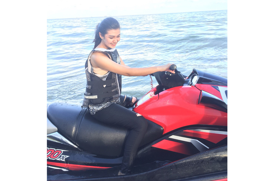 Aksi Aura Nabila Izzathi Bermain Jet Ski di Samarinda