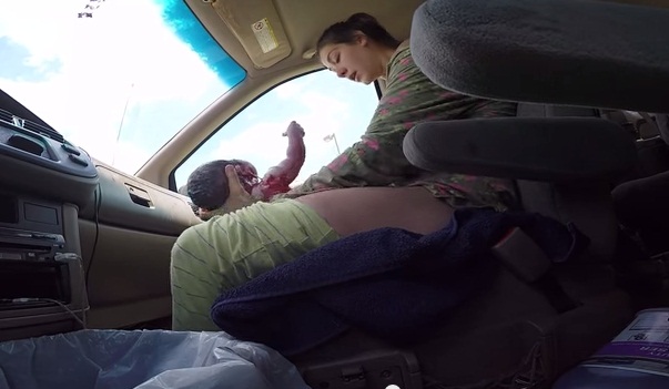 Tak Tahan Lagi, Wanita Ini Nekat Melahirkan di dalam Mobil