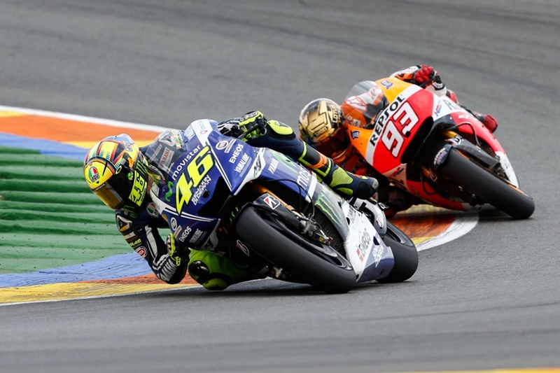 Valentino Rossi Semringah Asapi Marc Marquez di Silverstone