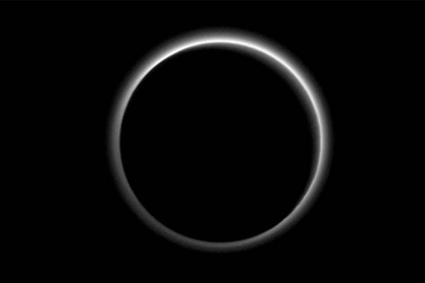 Citra Terbaru Pluto: langit Berkabut dan Es Mengalir