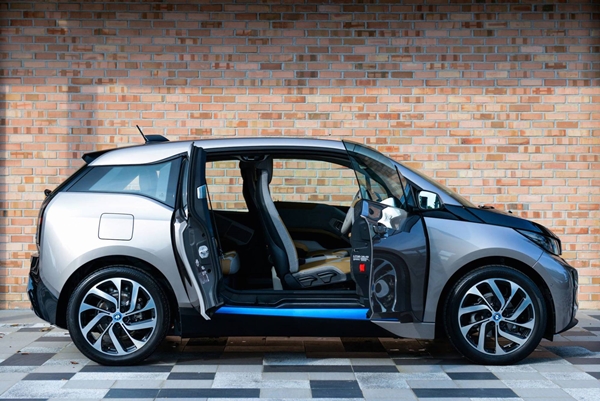 Apple dan BMW Terlibat dalam Negosiasi