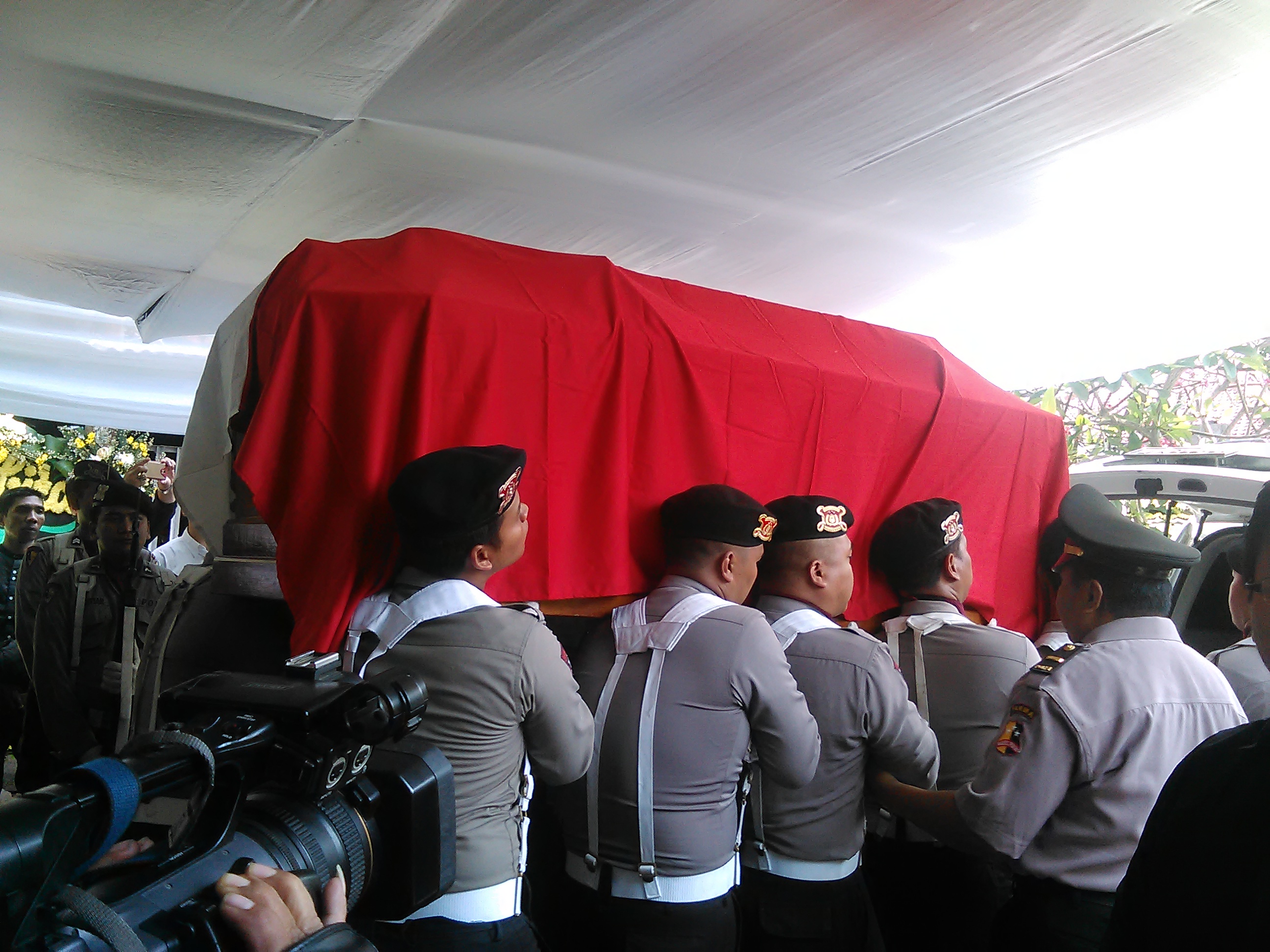 Puluhan Mobil Polisi Iringi Jenazah Irjen (Purn) Alex Bambang Riatmodjo