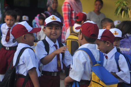 Libur Telah Usai, #HariPertamaSekolah Jadi Trending Topic