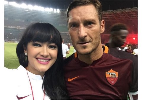 Foto Bareng Totti, Jupe Bikin Iri