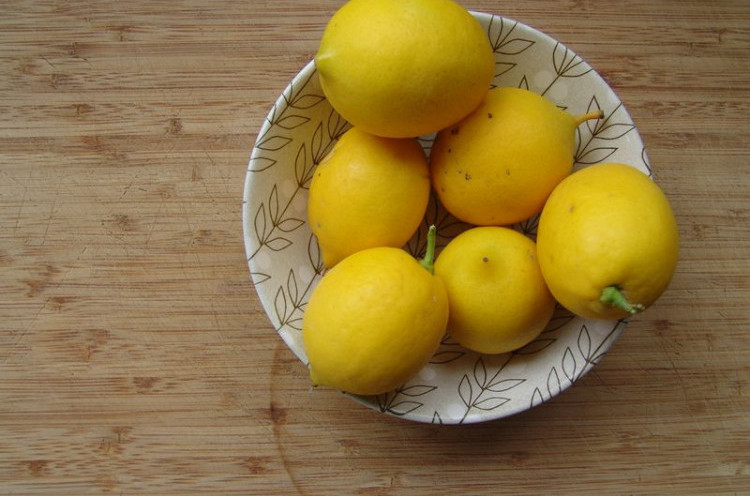 Sering Minum Air Lemon Dapat Merusak Gigi