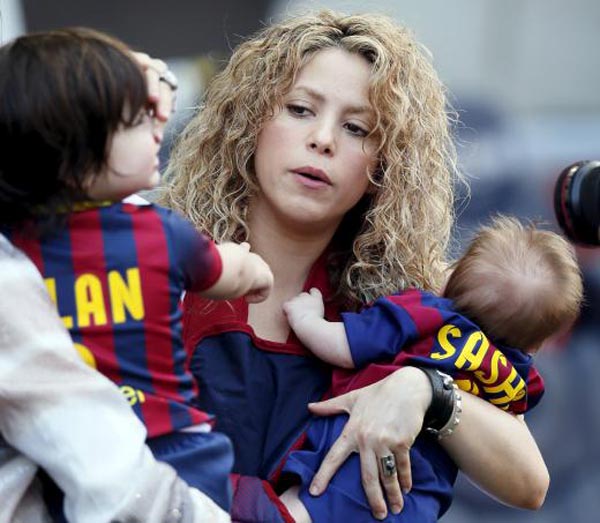 Shakira Unggah Video Ajari Anaknya Menendang Bola