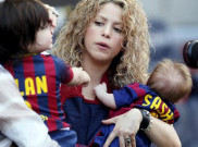 Shakira Unggah Video Ajari Anaknya Menendang Bola