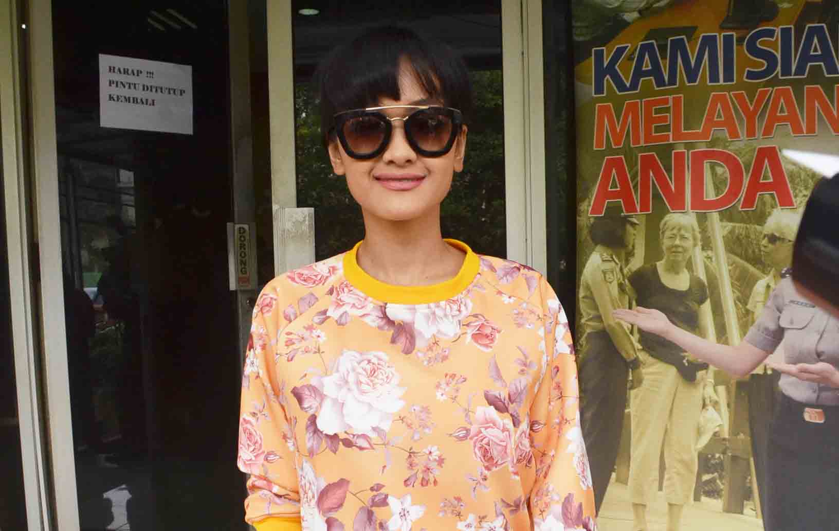  Dapat Gelar Sarjana Hukum, Jupe Siap Bela Wanita dan Anak-anak