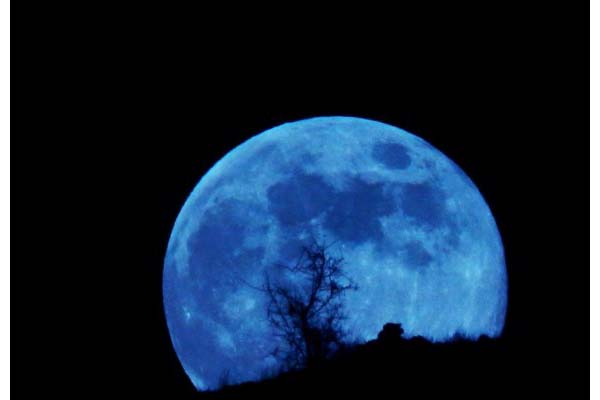 Bulan Menyusut, Bumi Penyebabnya