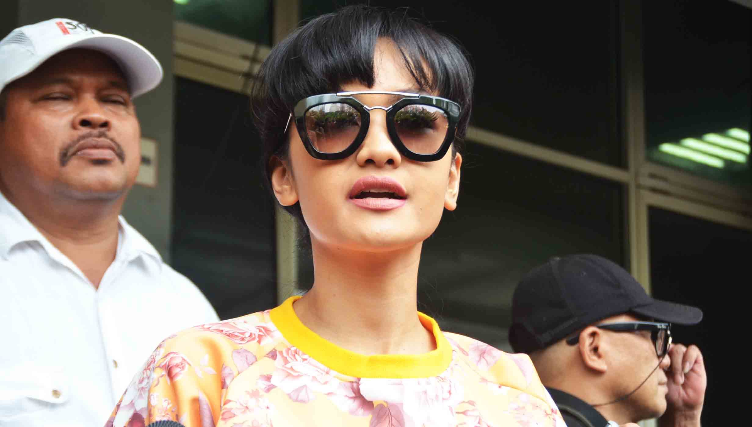 Senasib Dikerjain Foto Telanjang, Julia Perez Pasang Badan untuk Prilly 