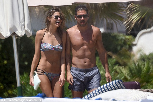 Diego Simeone Tampil Mesra Dengan Model Seksi