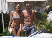Diego Simeone Tampil Mesra Dengan Model Seksi