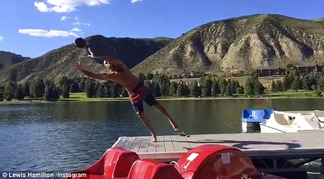 Video Aksi Nekat Lewis Hamilton Saat Liburan