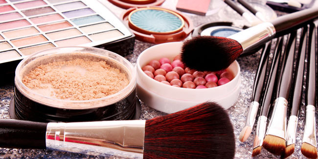 Kenali 5 Tanda Wanita yang Kecanduan Kosmetik