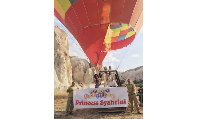 Sensasi Perayaan Ulang Tahun Syahrini di Balon Udara