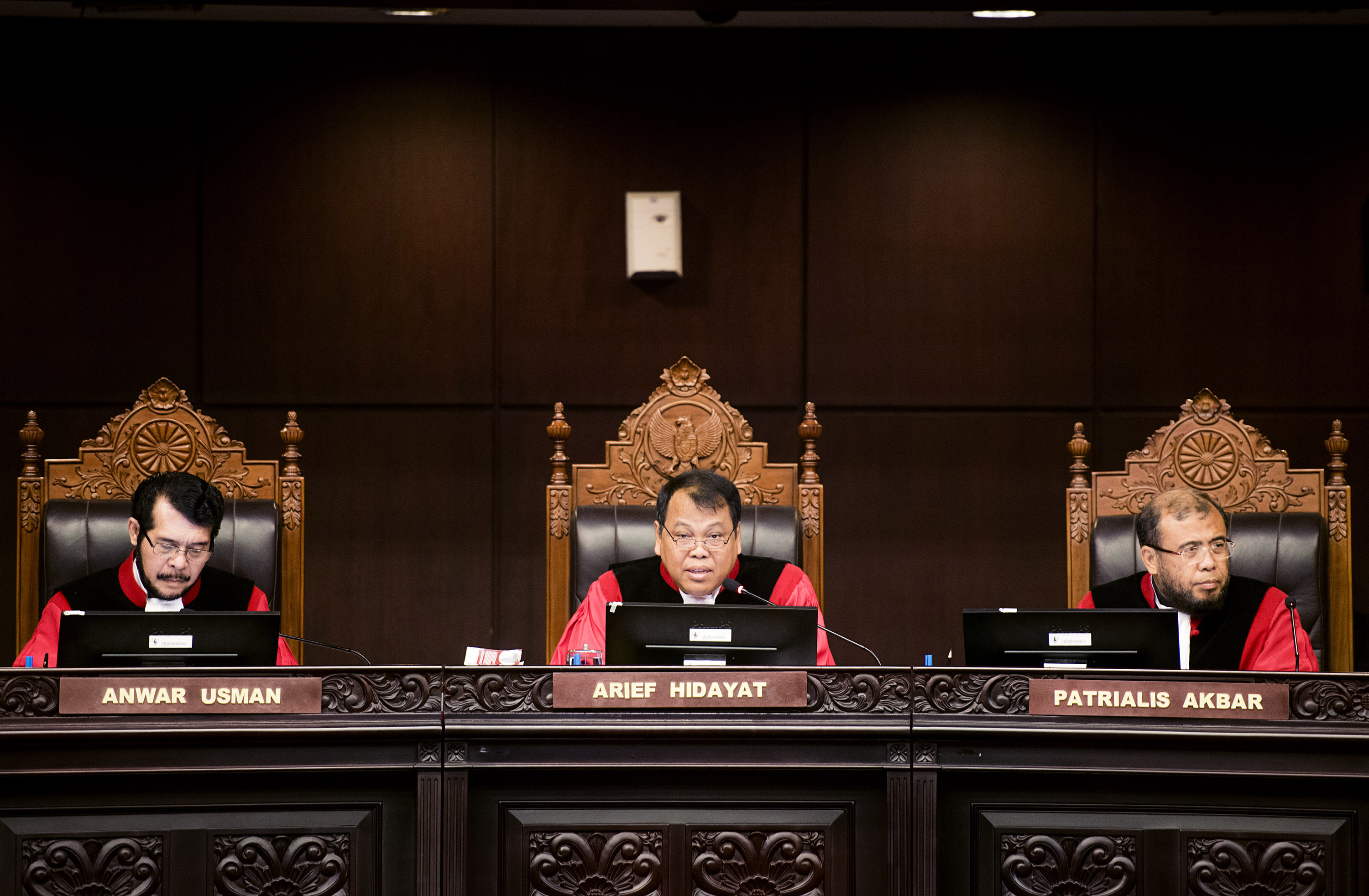 MK Tolak Pembubaran OJK