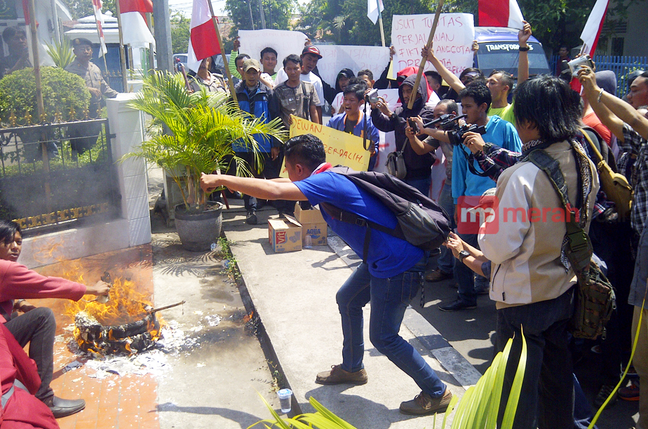 Duh, Mahasiswa Pendemo Bakar Tikus Hidup-hidup