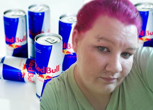Wanita Ini Terancam Buta Akibat Konsumsi 28 Kaleng Minuman Energi Sehari