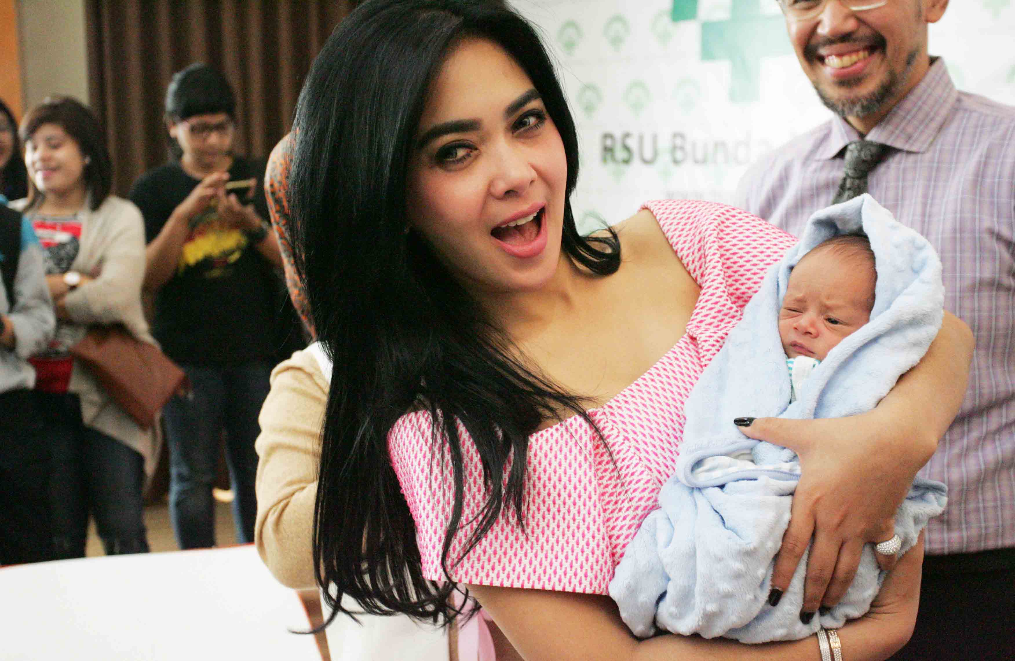 Syahrini Beri Nama Keponakan Kembarnya Raja dan Ratu 