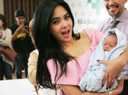Syahrini Beri Nama Keponakan Kembarnya Raja dan Ratu 
