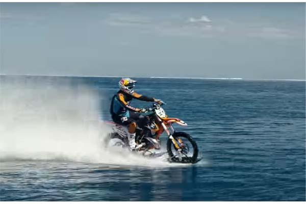Sepeda Motor juga Bisa Berselancar