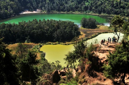 Pemandangan Alam Spektakuler di Telaga Warna Dieng