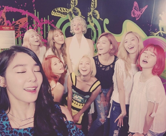 Karena Asap, SNSD Hampir Tak Bisa Bernapas Saat di Atas Panggung