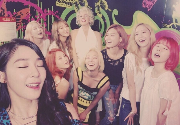 Karena Asap, SNSD Hampir Tak Bisa Bernapas Saat di Atas Panggung