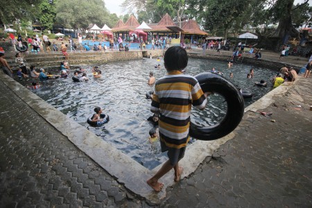 Mandi di Pemandian Banyu Biru, Dipercaya Bikin Awet Muda