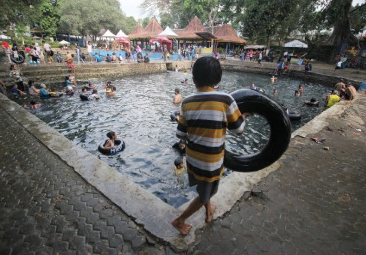 Mandi di Pemandian Banyu Biru, Dipercaya Bikin Awet Muda 