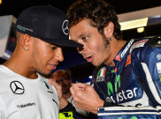 Rossi Pinjamkan YZR-M1 Pada Lewis Hamilton