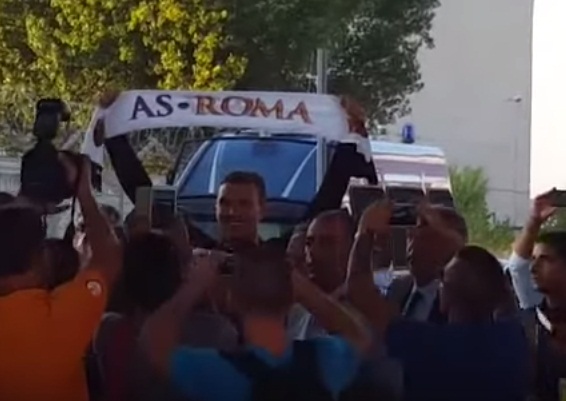 Ribuan Fans Roma Sambut Kedatangan Edin Dzeko