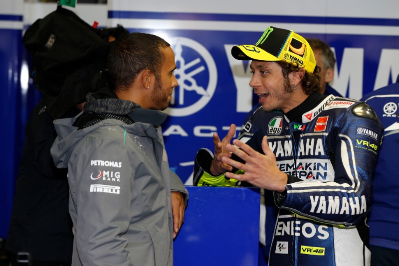 Rossi dan Lorenzo Janji Pinjamkan Motornya Pada Hamilton