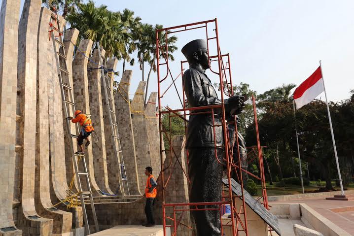 Bersih-bersih Tugu Proklamasi Jelang HUT RI
