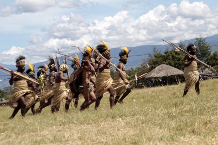 Pertunjukan Perang Suku Papua dalam Festival Lembah Baliem