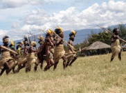 Pertunjukan Perang  Suku Papua dalam Festival Lembah Baliem