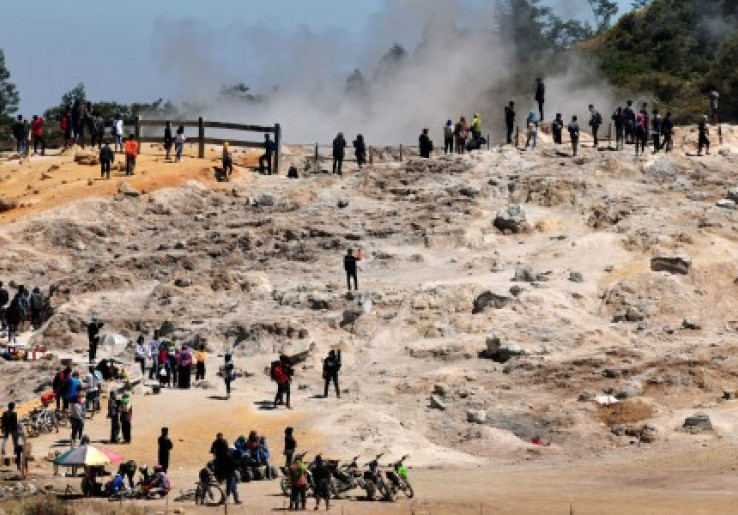 Indahnya Pemandangan Alam di Kawah Sikidang Dieng