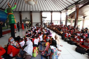 Komunitas Hong Ajak Anak-Anak Gemari Permainan Tradisional